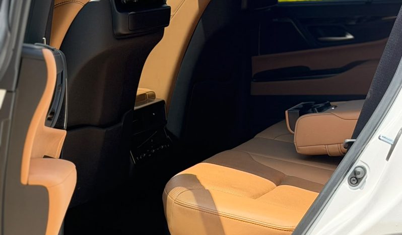
								Lexus LX600 full									