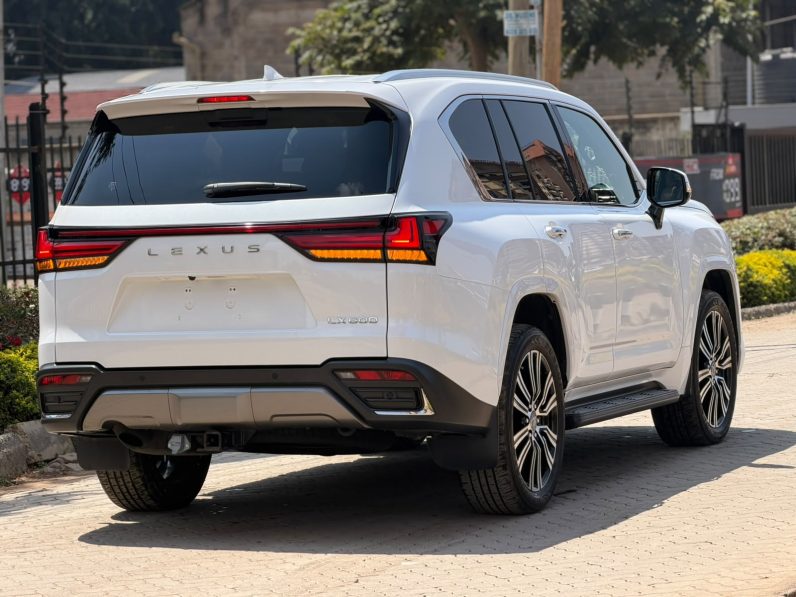 
								Lexus LX600 full									