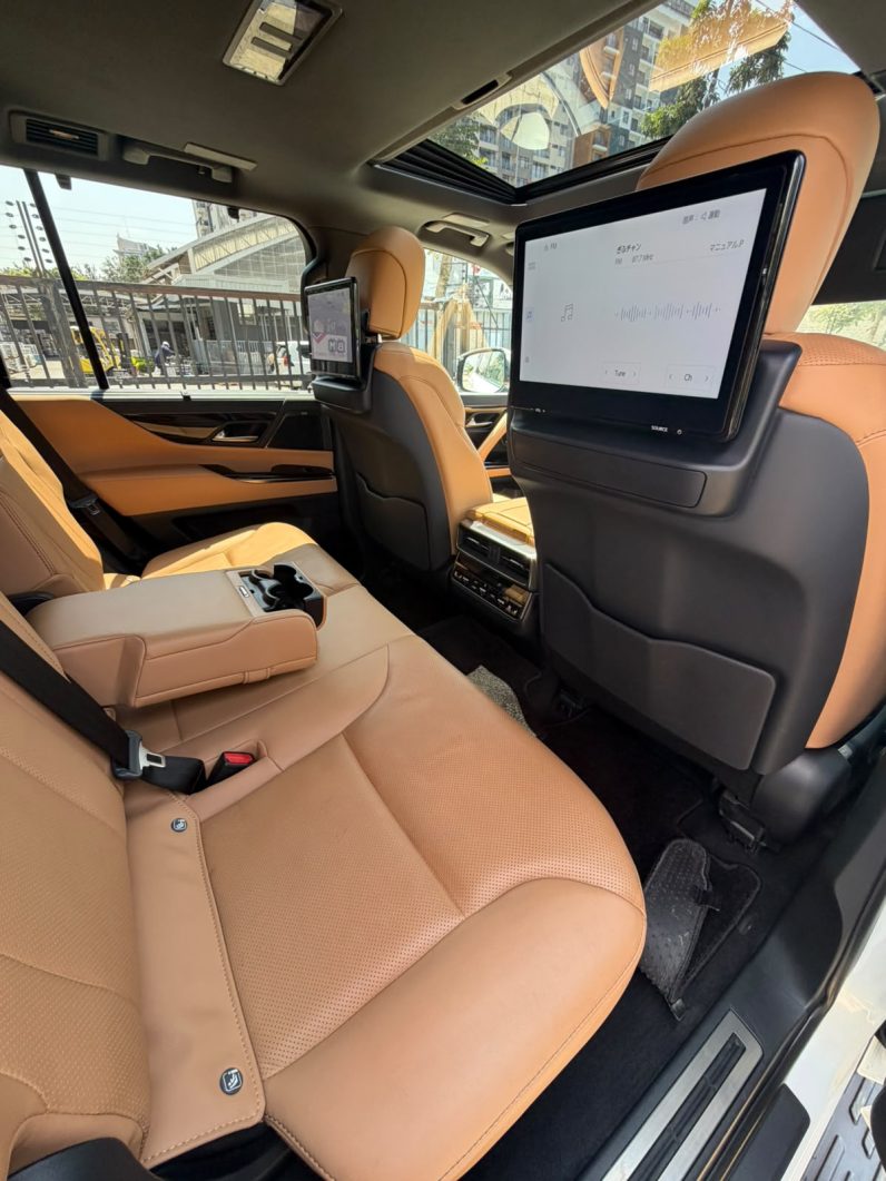 
								Lexus LX600 full									