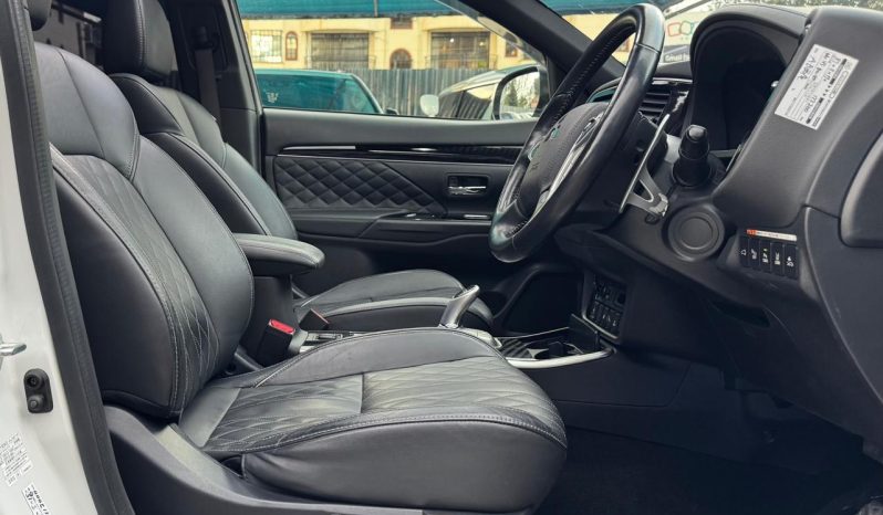 
								Mitsubishi Outlander full									