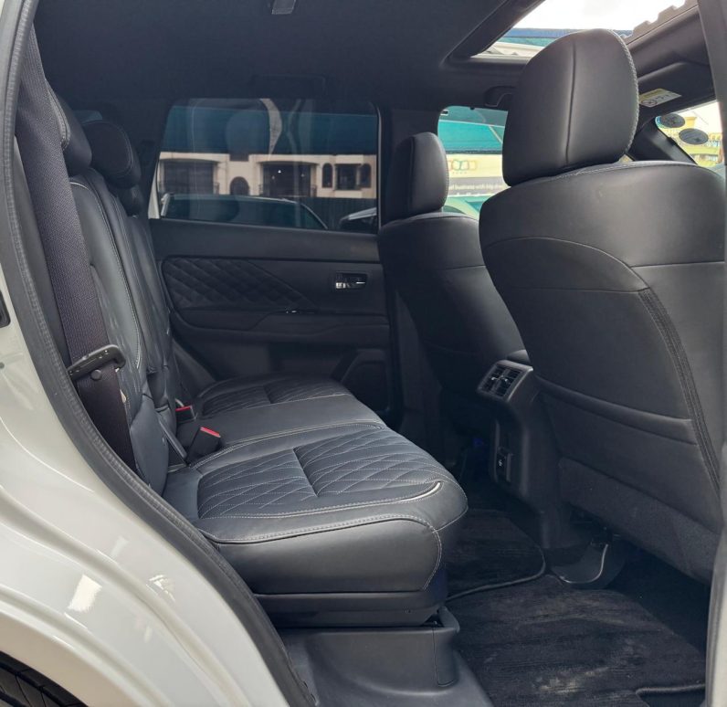 
								Mitsubishi Outlander full									