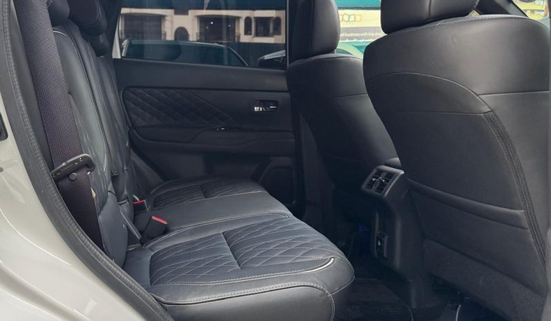 
								Mitsubishi Outlander full									