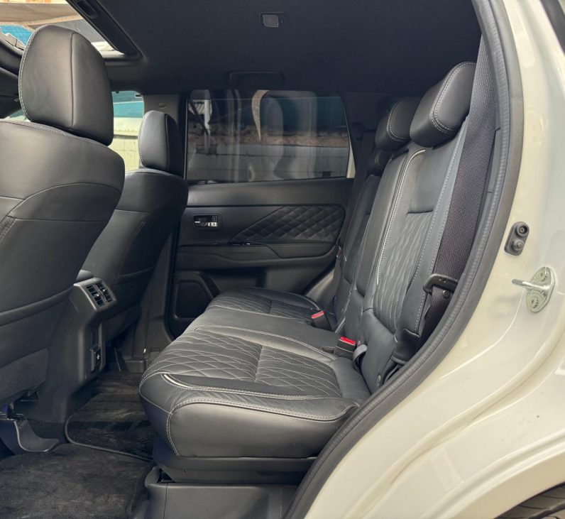 
								Mitsubishi Outlander full									