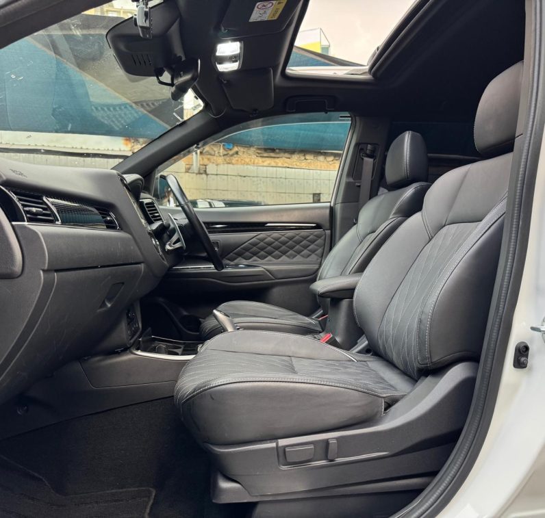 
								Mitsubishi Outlander full									