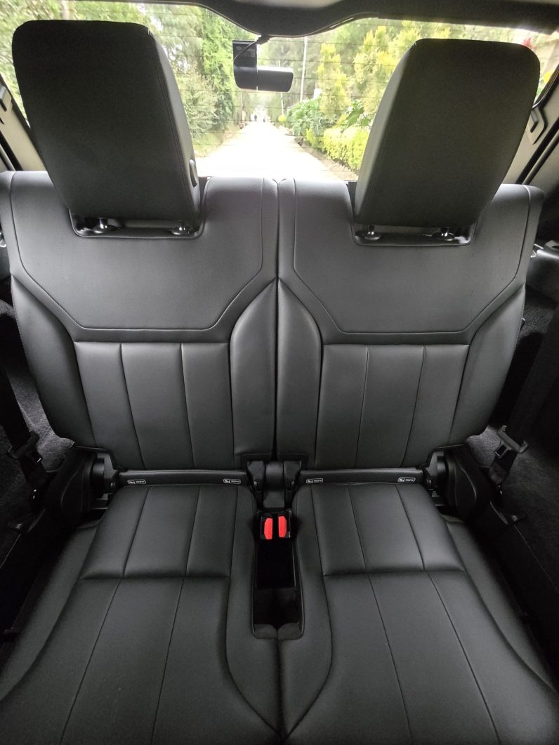 
								Land Rover discovery Landmark Edition full									
