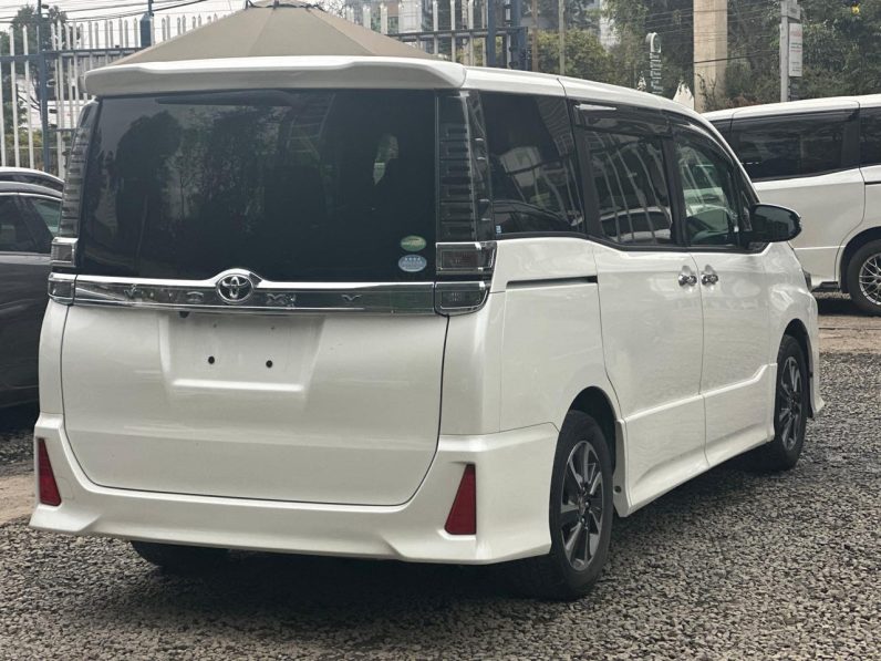 
								Toyota Voxy Zs full									