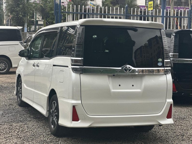 
								Toyota Voxy Zs full									