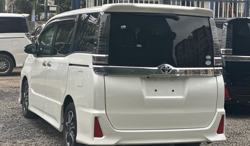 
								Toyota Voxy Zs full									