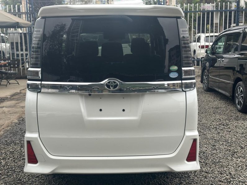 
								Toyota Voxy Zs full									