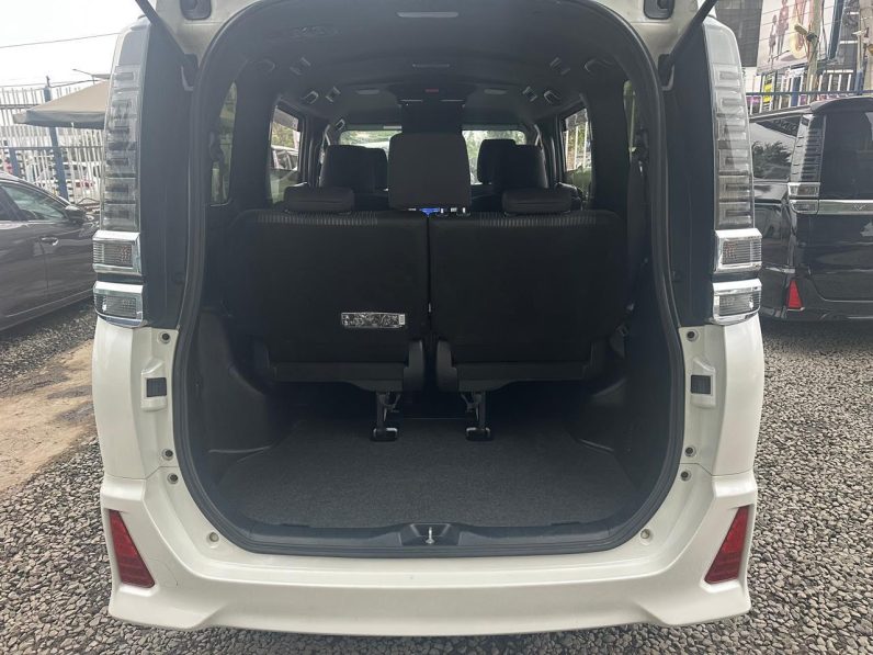 
								Toyota Voxy Zs full									