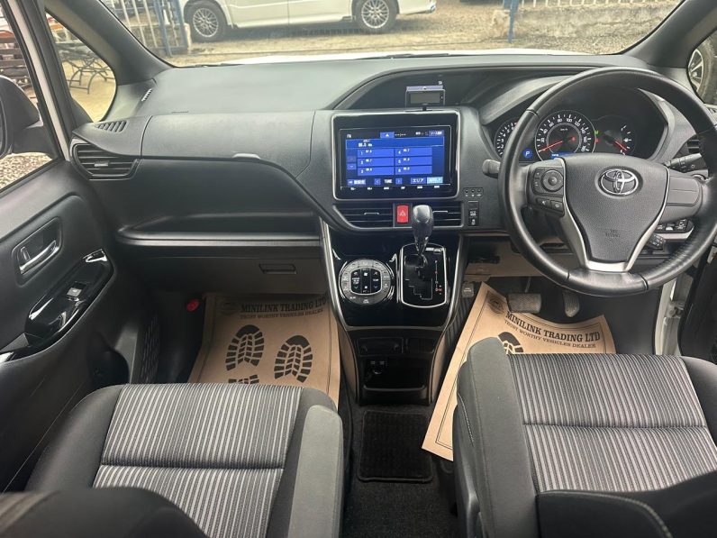 
								Toyota Voxy Zs full									