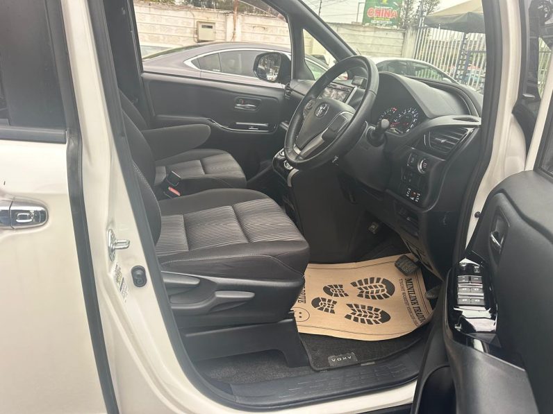 
								Toyota Voxy Zs full									