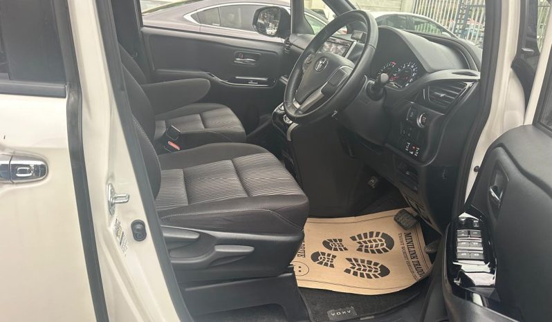 
								Toyota Voxy Zs full									