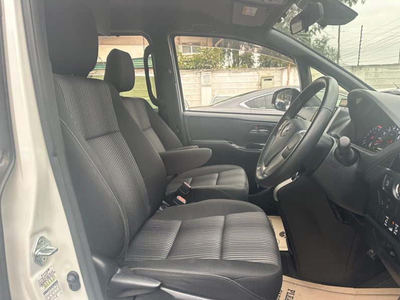 
								Toyota Voxy Zs full									