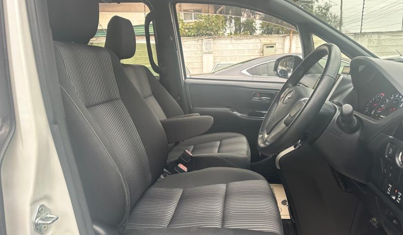 
								Toyota Voxy Zs full									