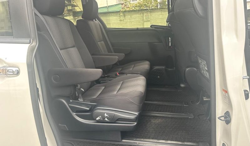 
								Toyota Voxy Zs full									