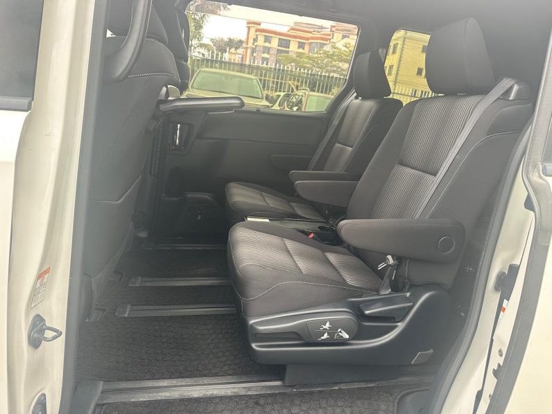
								Toyota Voxy Zs full									