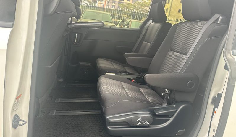 
								Toyota Voxy Zs full									