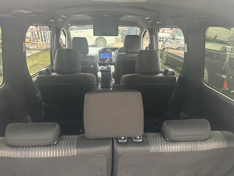 
								Toyota Voxy Zs full									