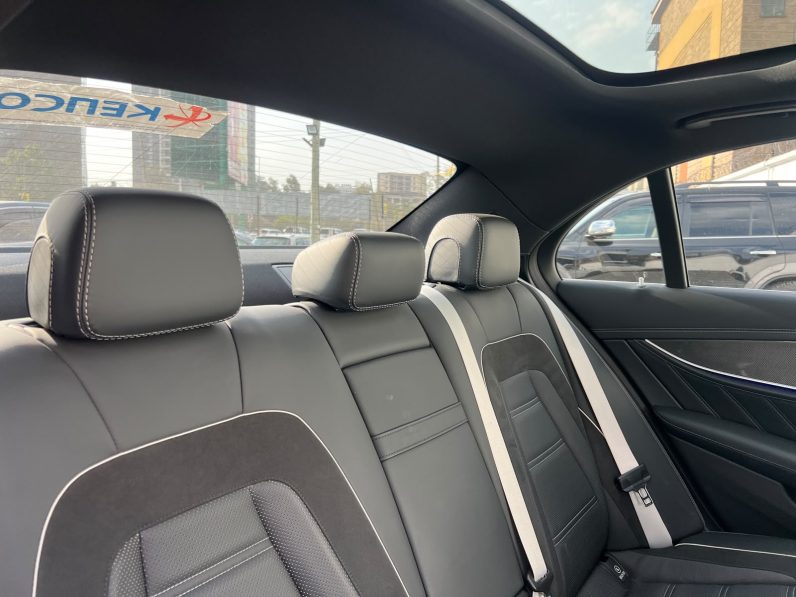 
								Mercedes-Benz E63s AMG full									