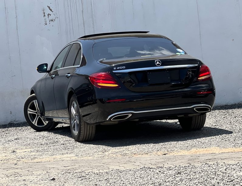 
								Mercedes Benz E200 full									