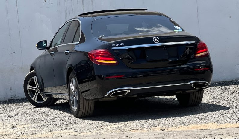 
								Mercedes Benz E200 full									