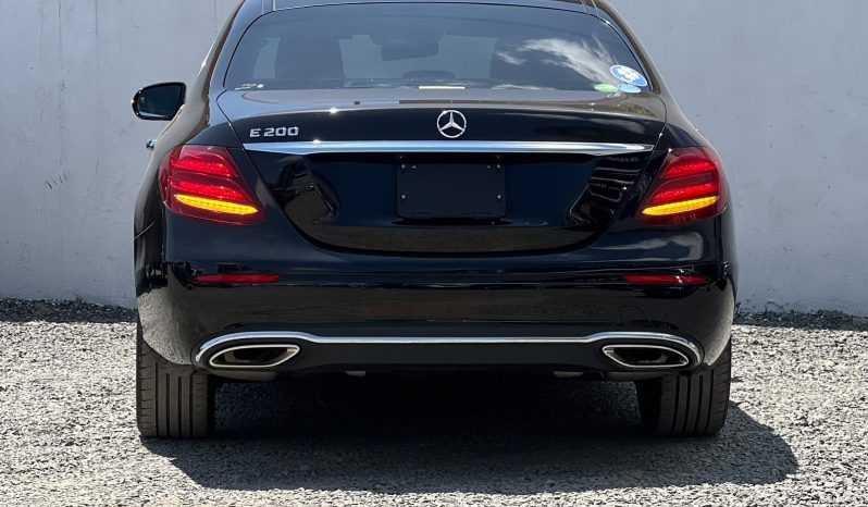 
								Mercedes Benz E200 full									