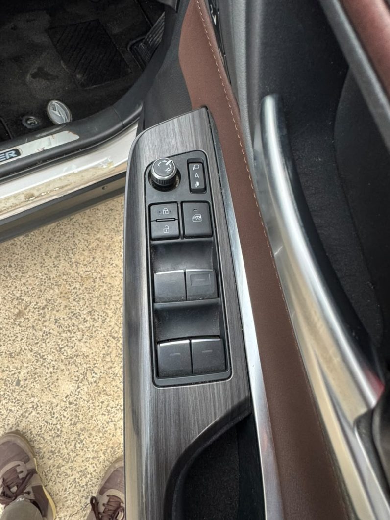 
								Toyota Harrier full									