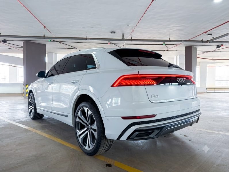 
								Audi Q8 full									