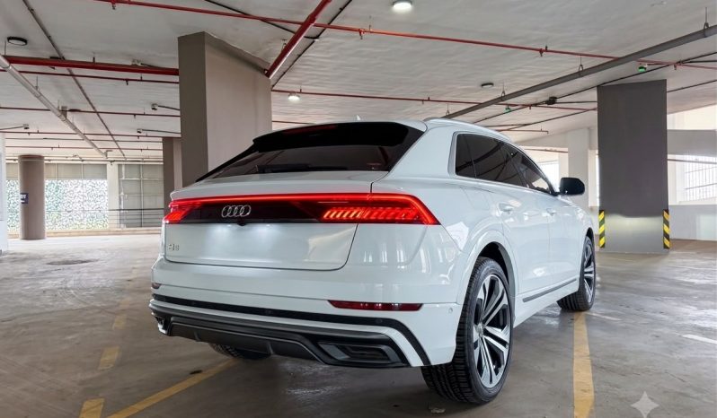 
								Audi Q8 full									