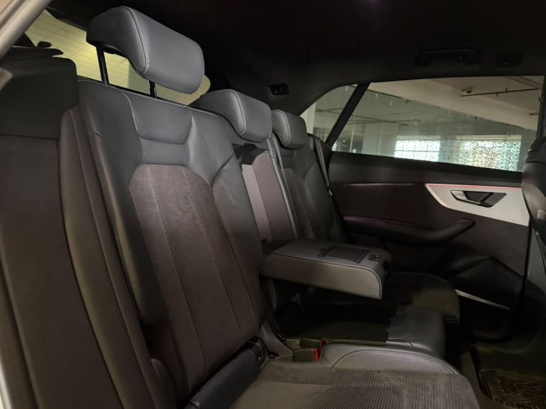 
								Audi Q8 full									