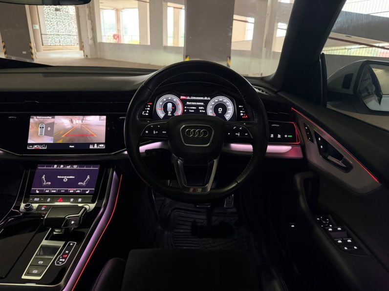 
								Audi Q8 full									
