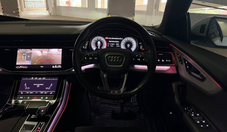 
								Audi Q8 full									
