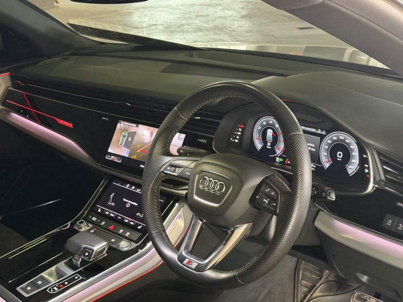 
								Audi Q8 full									