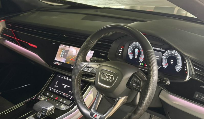 
								Audi Q8 full									
