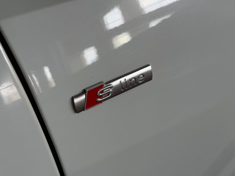 
								Audi Q8 full									
