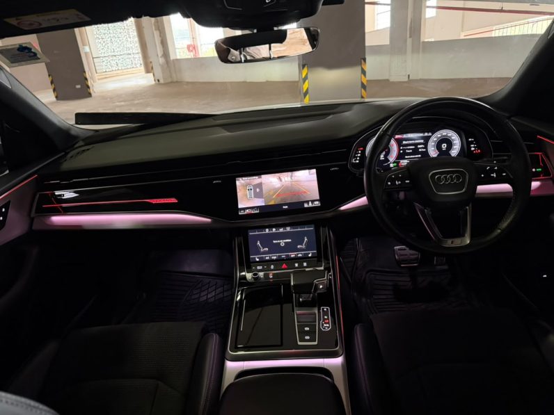 
								Audi Q8 full									
