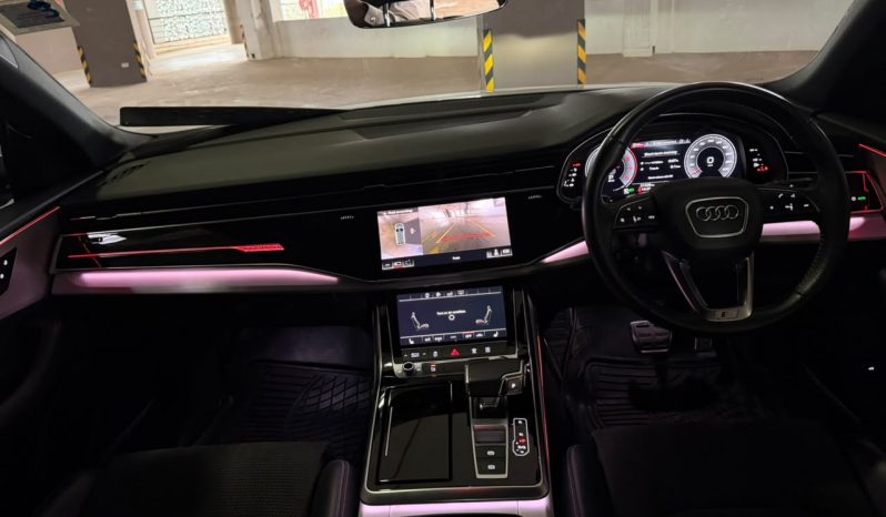 
								Audi Q8 full									