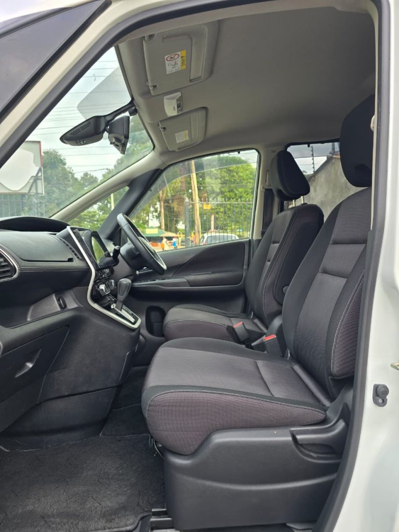 
								Nissan Serena full									