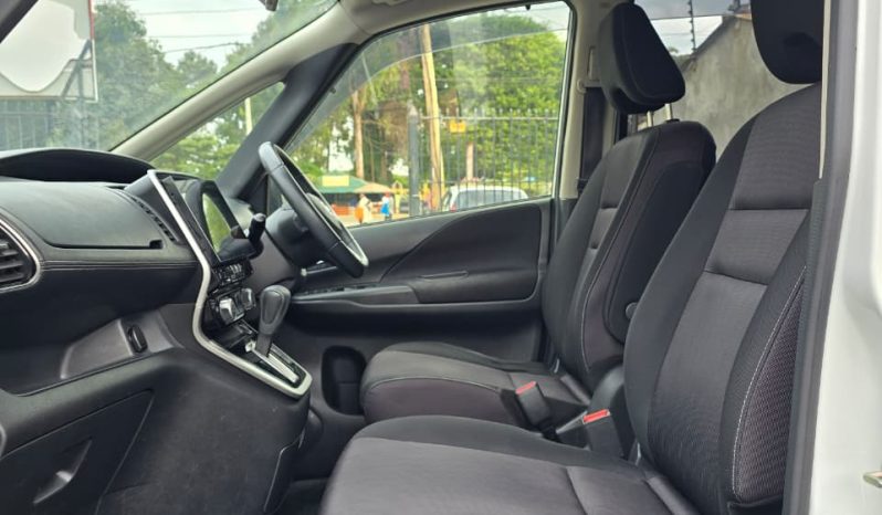 
								Nissan Serena full									
