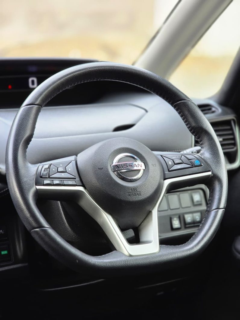 
								Nissan Serena full									