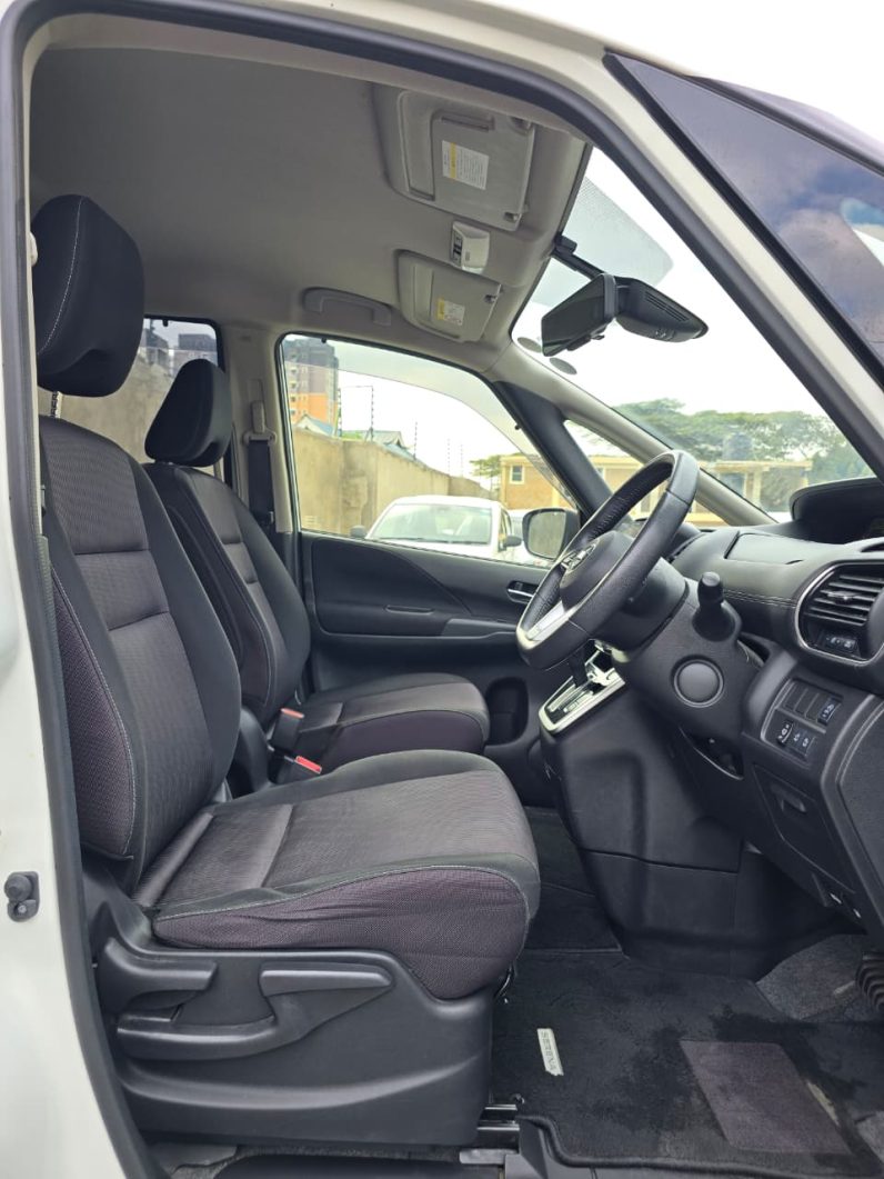 
								Nissan Serena full									