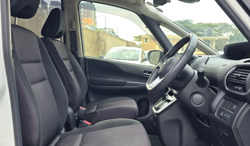 
								Nissan Serena full									