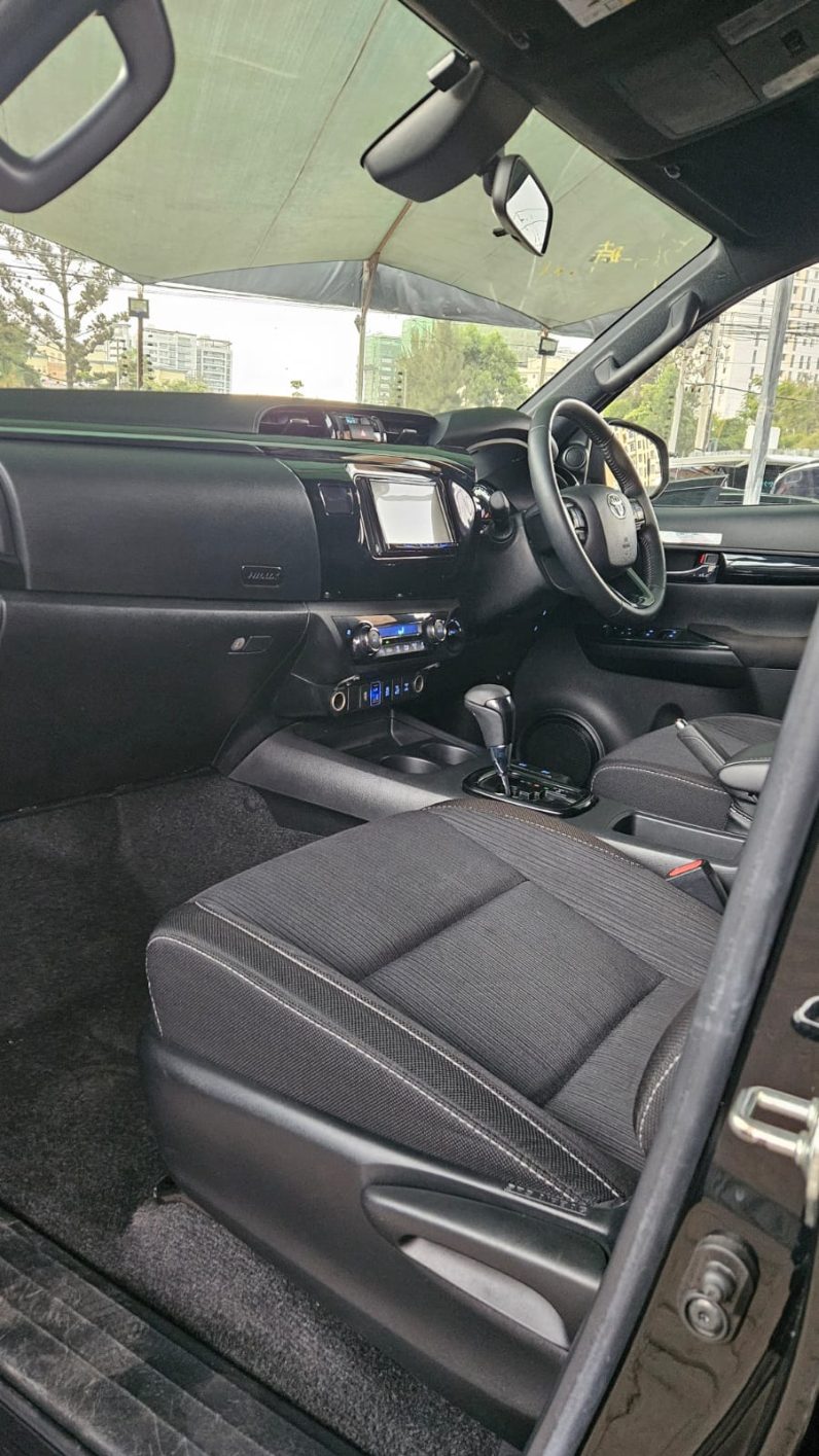 
								Toyota Hilux full									
