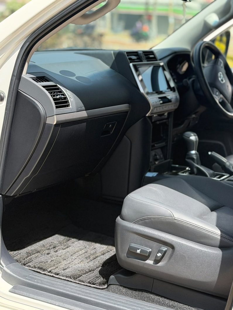 
								Toyota Landcruiser Prado TXL full									