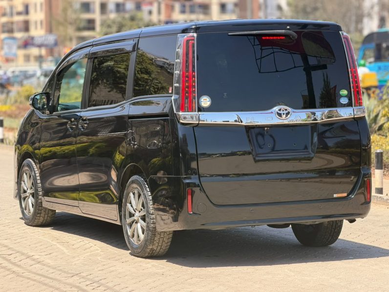
								Toyota Noah full									