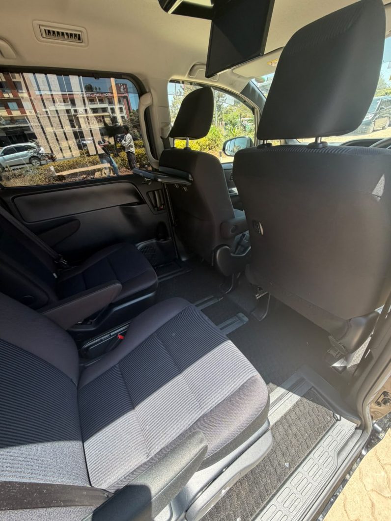 
								Toyota Noah full									