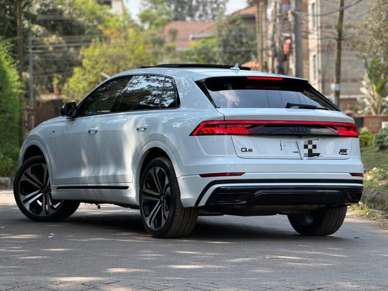 
								Audi Q8 full									