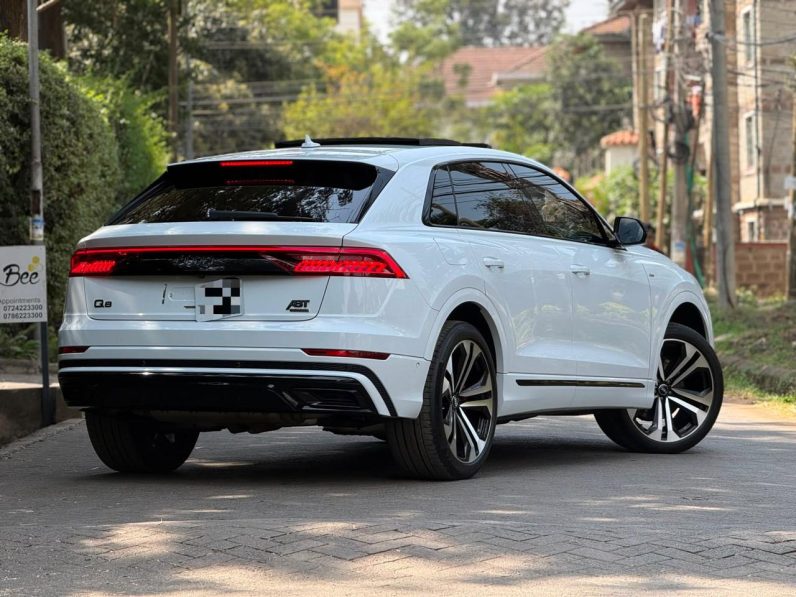 
								Audi Q8 full									