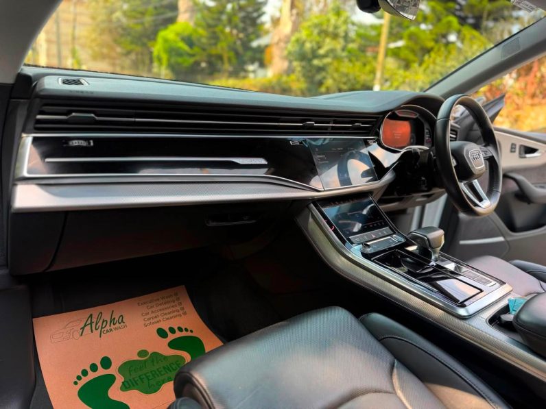 
								Audi Q8 full									